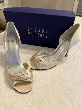STUART WEITZMAN KNOTTED IVORY SATIN